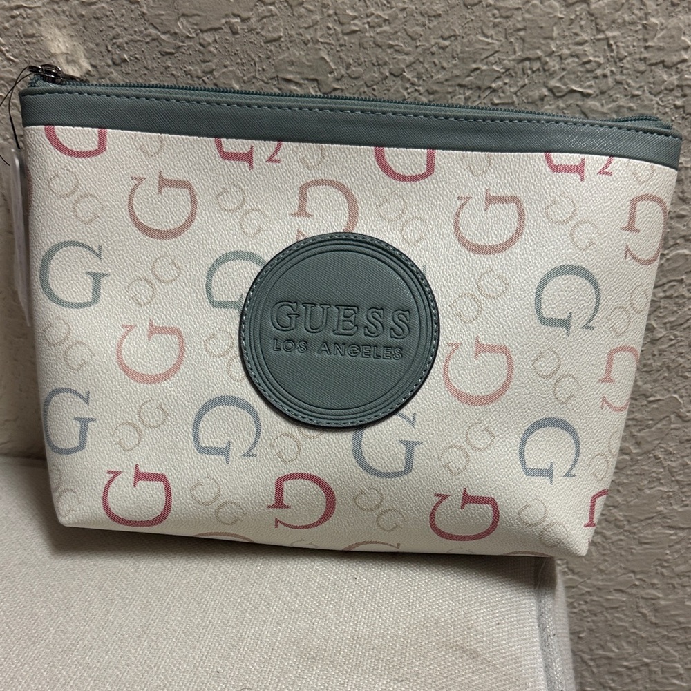 NWT, Guess signature large zip cosmetic/travel  pouch
